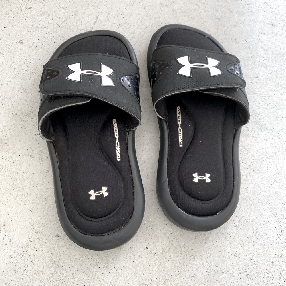 Under Armour flip flops size 11kids